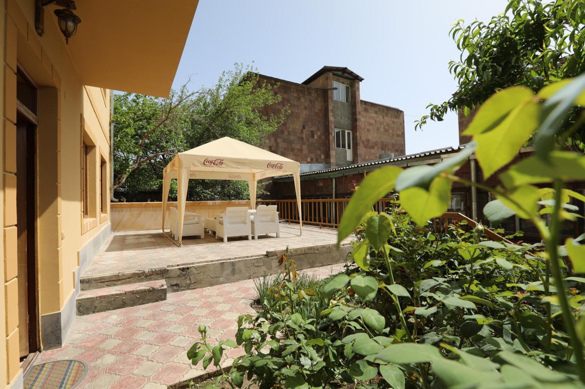 Popock Baghramyan Bed and Breakfast Jerevan Buitenkant foto